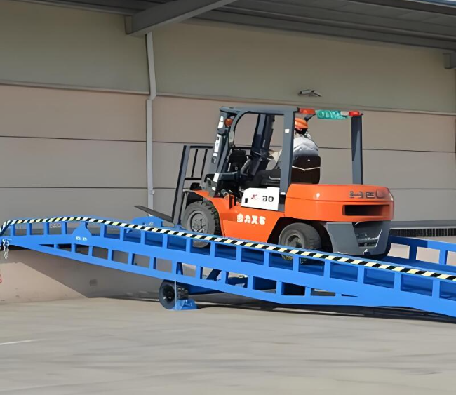 翠峦移动式卸货平台（叉车用）